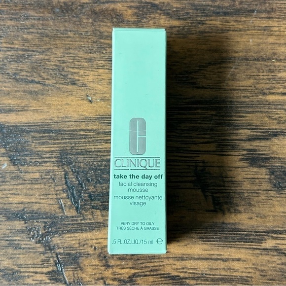 Clinique, Take the Day Off, Facial Cleansing Mousse - Picture 2 of 7